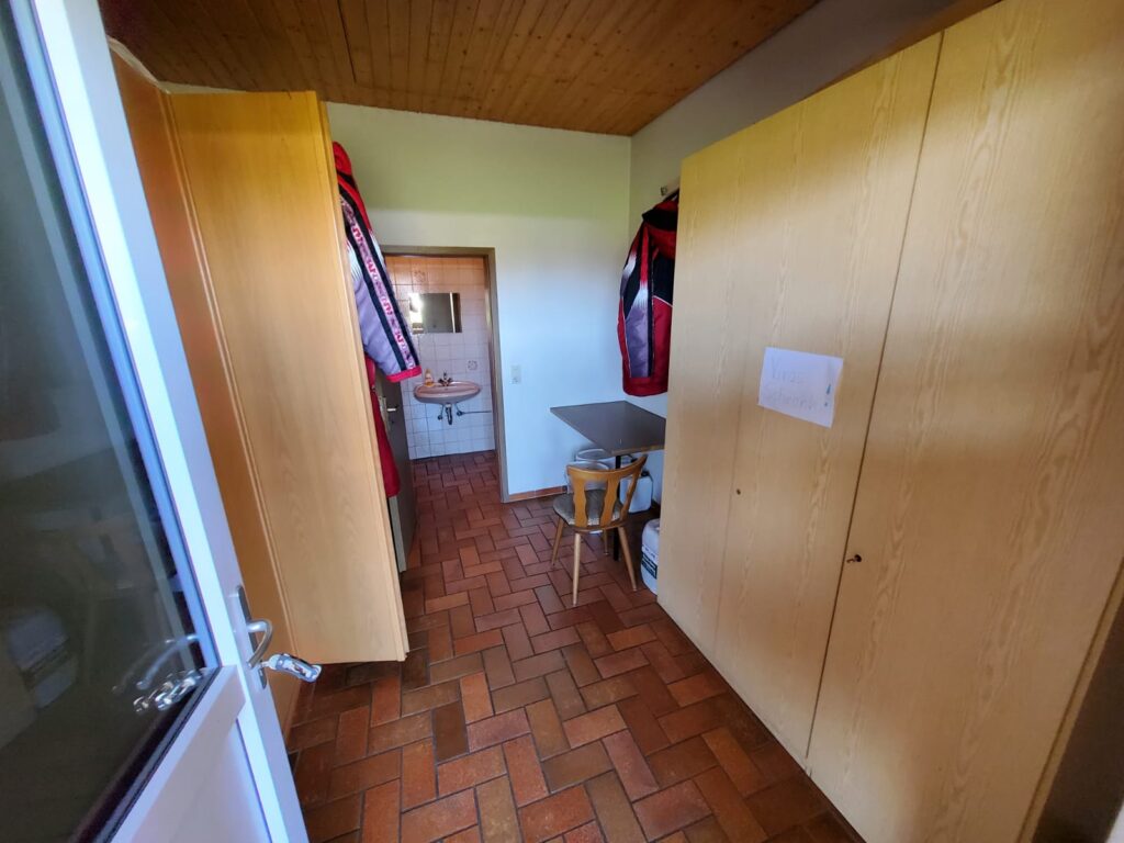 Schiedsrichterkabine vorher