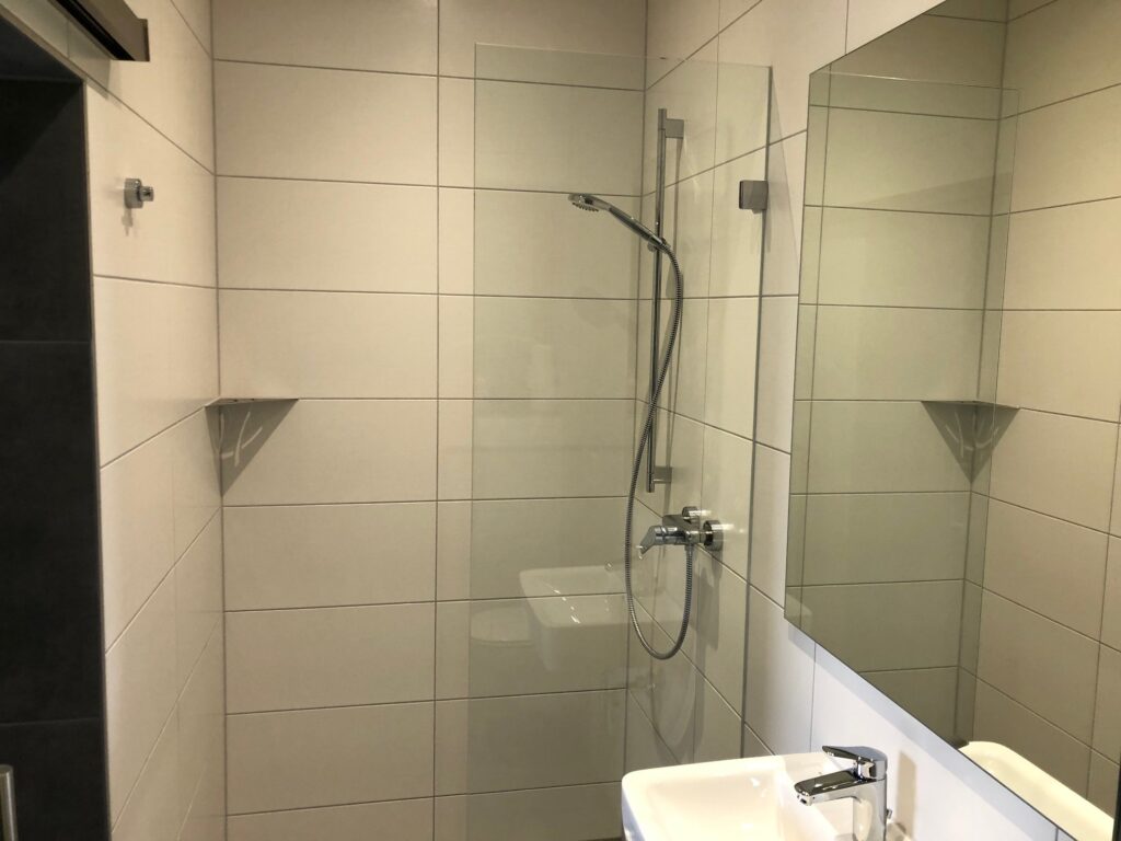 Schiedsrichterkabine Sanitärberich nachher