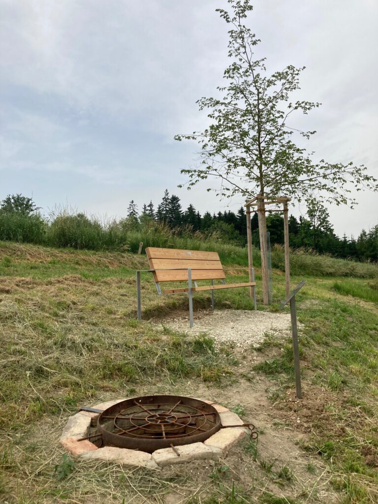 Quelle große Laber mit Bank und Baum Quelle große Laber mit Bank und Baum