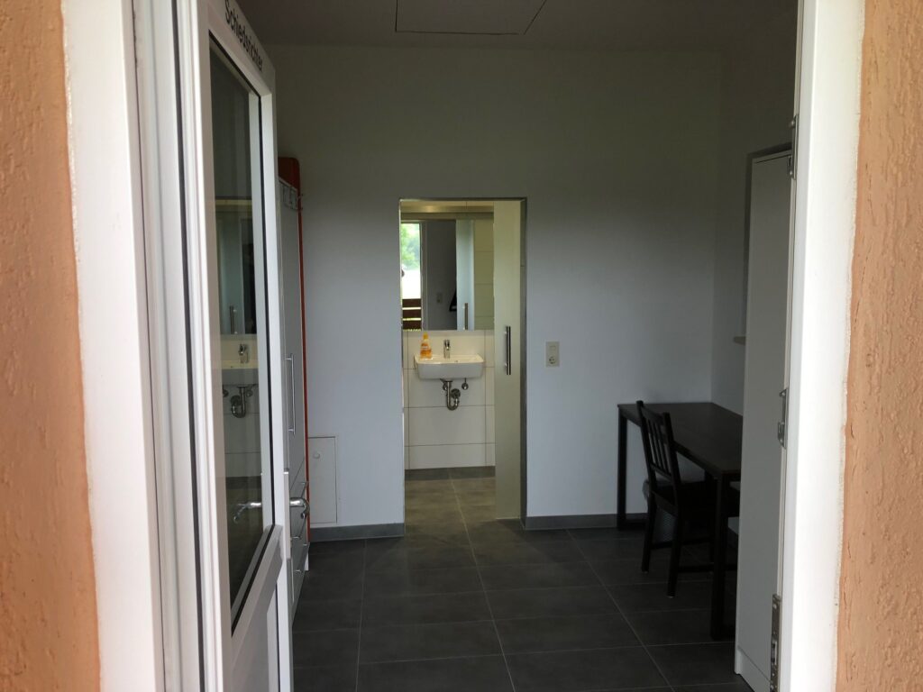 Schiedrichterkabine nachher